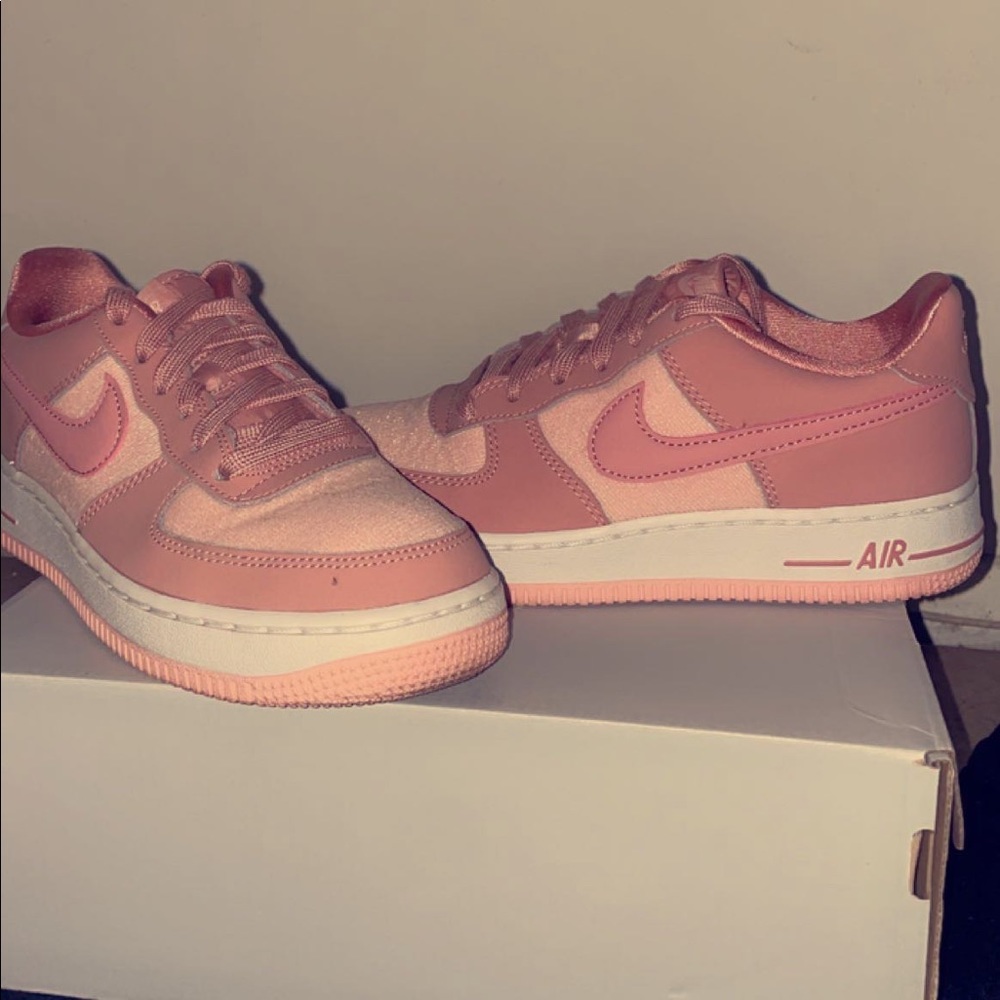 NIKE AIR FORCE 1 LV8 
Size: 5Y 
Color: Rust Pink-Storm Pink
